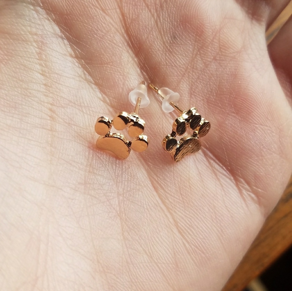 NWOT Gold Paw Prints Studs - Picture 8 of 8